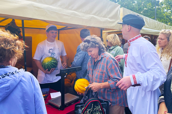 Следующий шаг — прилавки магазинов. В Могилеве на площадке перед ДК начала работу ярмарка астраханских товаров