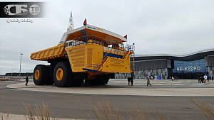 Гигант в праздничных огнях! БЕЛАЗ украсили к Новому году