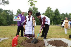 Новые деревья символично украсили Аллею дружбы в Гродно