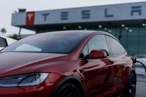 Швеция выступила против внедрения в ЕС системы автономного вождения от Tesla из-за функции превышения скорости