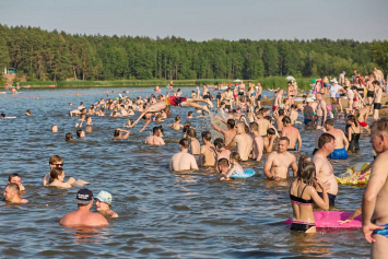 Фотофакт. Как гродненцы проводят жаркие дни на озере Юбилейном